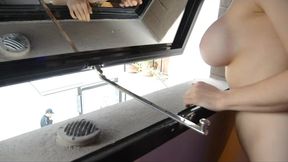 exhibicionismo, me masturbo mientras pasa la gente