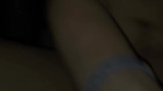 Stalloni maturi fatti in casa si accarezzano i loro enormi cazzi e poi si scopano analmente