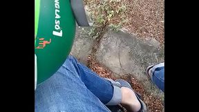 Anh shipper giao h&agrave_ng nhanh quận 2 đang giao nứng qu&aacute_ kiếm chổ sục