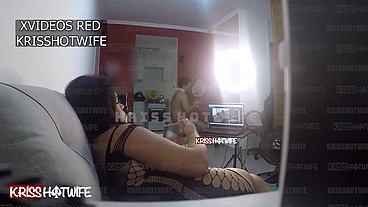 Kriss Hotwife Mulher De Corno Chupa O Barbeiro Em Casa e Corno Filma Tudo