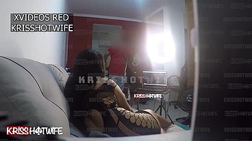 Kriss Hotwife Mulher De Corno Chupa O Barbeiro Em Casa e Corno Filma Tudo