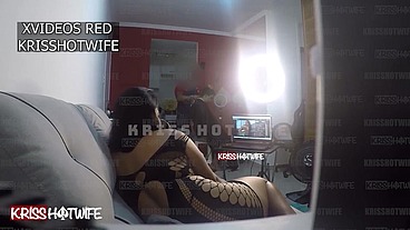 Kriss Hotwife Mulher De Corno Chupa O Barbeiro Em Casa e Corno Filma Tudo