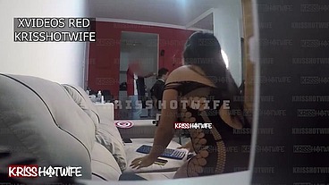Kriss Hotwife Mulher De Corno Chupa O Barbeiro Em Casa e Corno Filma Tudo