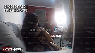 Kriss Hotwife Mulher De Corno Chupa O Barbeiro Em Casa e Corno Filma Tudo