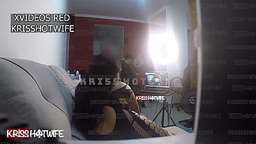 Kriss Hotwife Mulher De Corno Chupa O Barbeiro Em Casa e Corno Filma Tudo