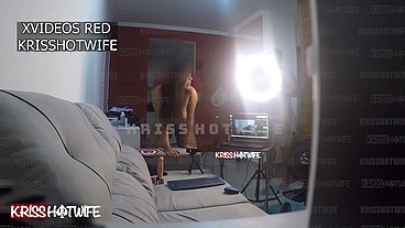 Kriss Hotwife Mulher De Corno Chupa O Barbeiro Em Casa e Corno Filma Tudo