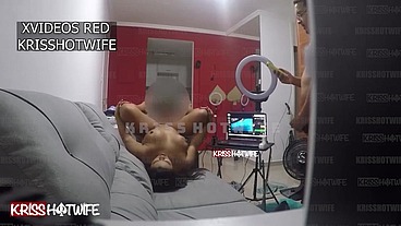 Kriss Hotwife Mulher De Corno Chupa O Barbeiro Em Casa e Corno Filma Tudo