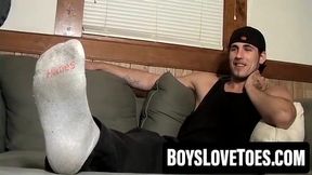 Twinkie gives buddy a foot massage before cumming