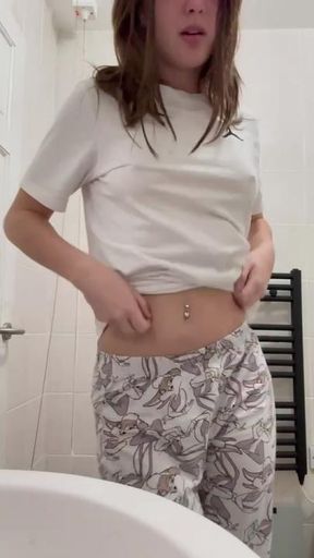 Stripping and peeing in the bath with my legs closed