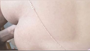 Tiny jovencita deja que le froten la verga por su bonita vagina