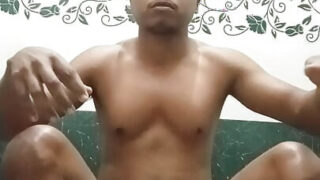 Un joven indio aficionado feliz se aceita y se folla su propio culo apretado en un vídeo casero en el baño.