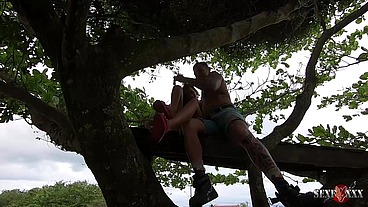A novinha fudendo em cima da árvore fudendo na praia de Itanhaém - Manoella Fernandes - Joao O Safado - Jhonny Gab