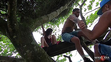 A novinha fudendo em cima da árvore fudendo na praia de Itanhaém - Manoella Fernandes - Joao O Safado - Jhonny Gab