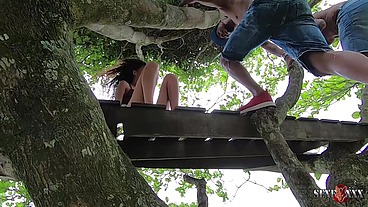 A novinha fudendo em cima da árvore fudendo na praia de Itanhaém - Manoella Fernandes - Joao O Safado - Jhonny Gab