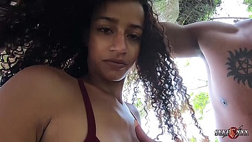 A novinha fudendo em cima da árvore fudendo na praia de Itanhaém - Manoella Fernandes - Joao O Safado - Jhonny Gab