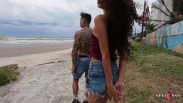 A novinha fudendo em cima da árvore fudendo na praia de Itanhaém - Manoella Fernandes - Joao O Safado - Jhonny Gab
