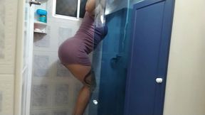a fernandinha fernandez me chamou para arrumar o chuveiro mas e claro que nao saiu de graca fodi a gostosa com