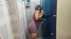 a fernandinha fernandez me chamou para arrumar o chuveiro mas e claro que nao saiu de graca fodi a gostosa com