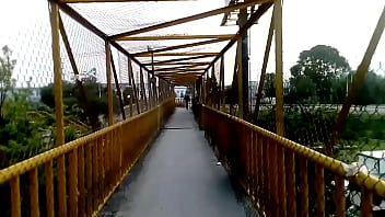 Mi Che Diosa Cruzando Un Majestuoso Puente :v