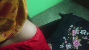 Bhabhi ki ko akela dekhkar choda mota land lekar khus ho gayi