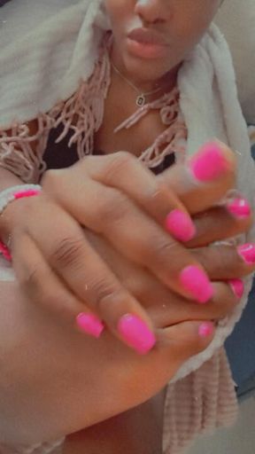perfect feet in pretty pink polish 💕