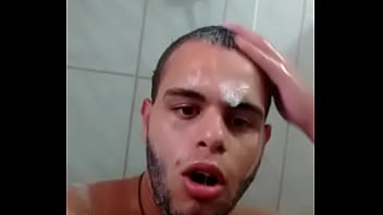 Maicon K&uuml_ster tomando banho pelado e sensualizando