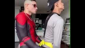 BATMAM SENTANDO NA PICA DO ARANHA