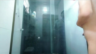 Brasiliansk amatörkille i ångande dusch solo, rövknullad och kommer hårt