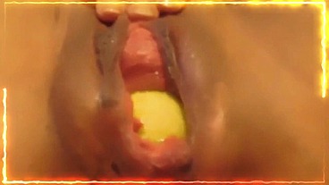 partido de tenis grabado en 2015 termina en parto , le cuesta sacarla ,se mea encima , pero la saca, una hermosa rolliza amarilla