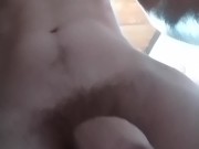 Joven con pene grande muestra su prepucio
