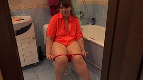 Plump milf fingering&#x1F449; hairy pussy&#x270C; &mdash;  cumming on toilet