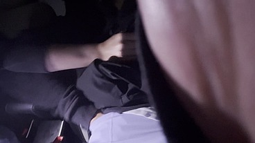 Dos lesbianas se tocan y tienen un orgasmo dentro de su carro en el parqueadero