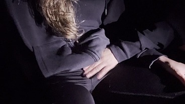 Dos lesbianas se tocan y tienen un orgasmo dentro de su carro en el parqueadero