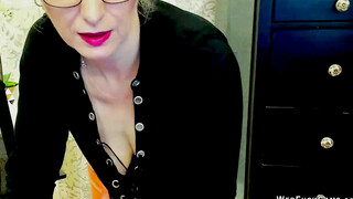 Blonde German amateur MILF LUXvanessa flashing cleavage