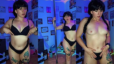 Merlina baila pole dance en lenceria negra