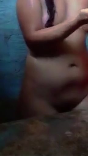 18+ Cute Girl Bathing & Fingering Video