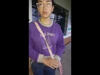 Me follo a la nerd de la escuela mientras está su mamá