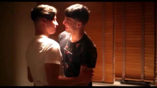 Jovens americanos magrinhos e gostosos chupando paus antes de serem fodidos analmente sem camisinha.