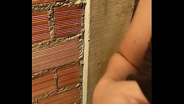 PORNO CASERO MORRA MEXICANA SE FOLLA AL TRABAJADOR DE SU CASA PORQUE NO TIENE CON QUE PAGARLE AY CARI&Ntilde_O ACABA ADENTRO MI MARIDO NO SE DARA CUENTA