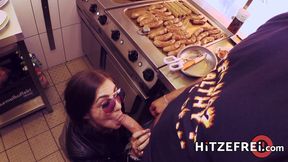 ”Influencer Babe rates Jürgen's Frankfurter 8/10”