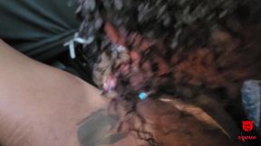 novinha gostosa metendo e gozando dentro do carro em movimento