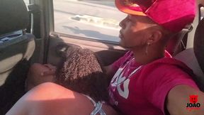 novinha gostosa metendo e gozando dentro do carro em movimento