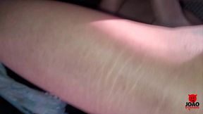 novinha gostosa metendo e gozando dentro do carro em movimento