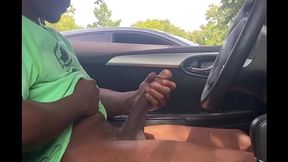 coroa punhetando o negao dotado no carro no meio da rua