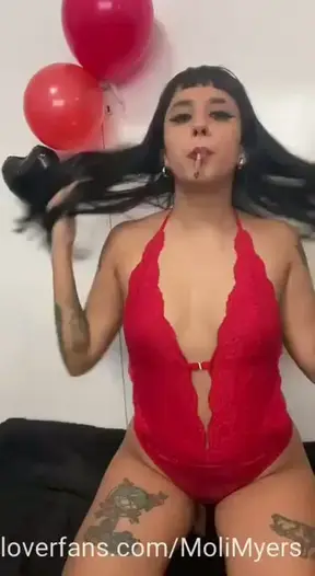 Amores, ayer fue mi cumpleaños y quería festejarlo con ustedes 🙈 Miren que bien me lo pase 😈 Estrenando un nuevo consolador y soplando las velas del pastel 🫦