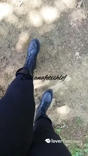 Senderista afortunado. Voy caminando por el monte y se me taja la bota, encuentro a un senderista.... no lleva pegamento pero puede que su saliva.... Video 13 min al aire libre, adoración botas y pie…