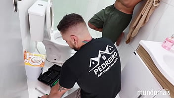 O encanador me comeu gostoso e ainda deu o rabo dele pra mim!