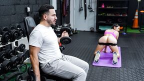 Personal trainer motivates client with her juicy muff