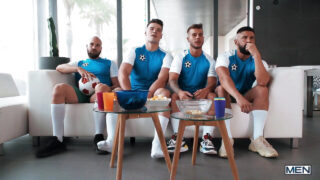 Antara kaum hisap zakar, pancutan mani, hitam, handjob, tanpa baju, berempat, amatur, otot – zakar besar amatur muda Allen King, Justin Jett dan Malik Delgaty dalam pakaian seragam fucking bokong