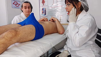 Duas enfermeiras se surpreendem com ere&ccedil_&atilde_o do paciente